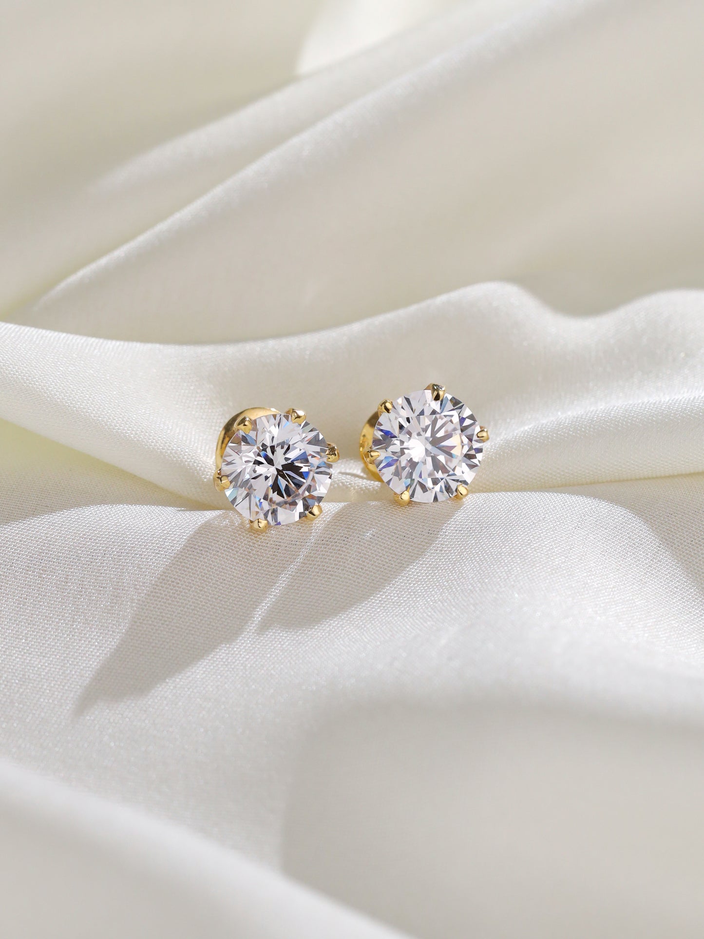 CLASSIC GOLD SOLITAIRE STUDS